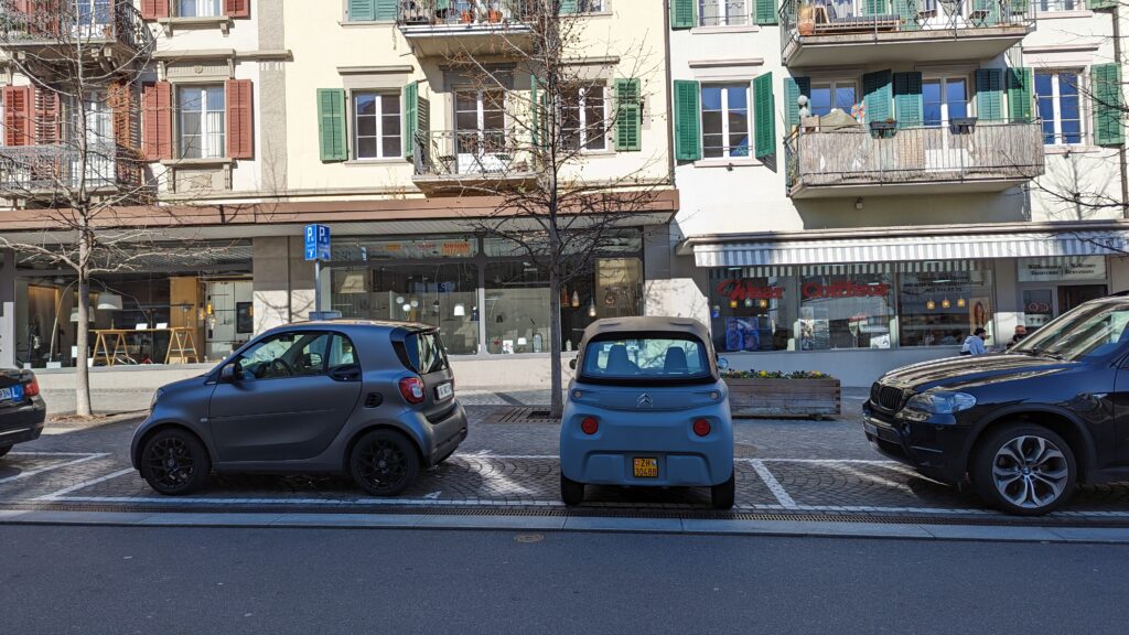 Stadtauto Citroën AMI quer auf Parkplatz in Rapperswil